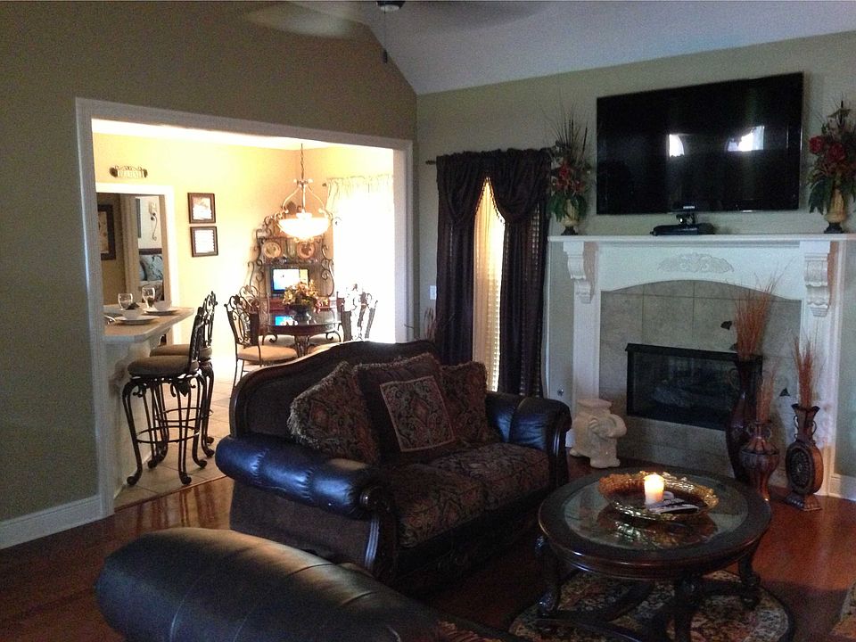 2nd image of 407 Huntington Dr