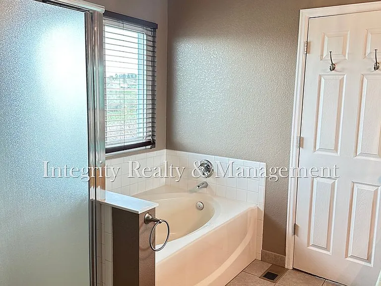 7402 Eagle Rock Dr — Photo 31