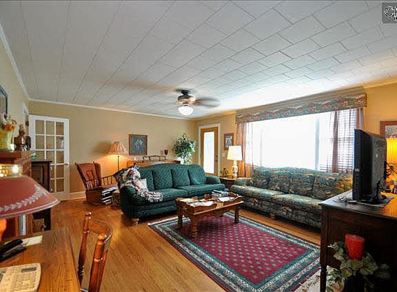 3rd image of 2231 Glenn St