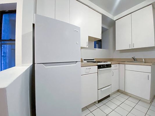 2nd image of 220 E 85th St #E2