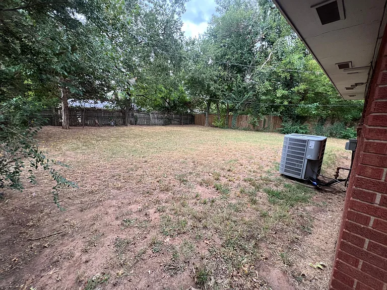 1528 Avondale Dr — Photo 10