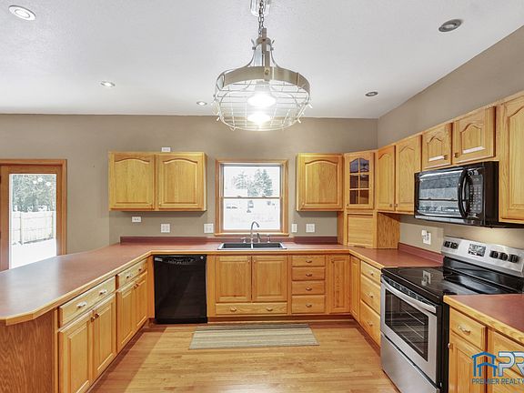 5th image of 372 Wood Ave