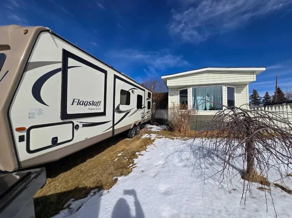 819 52nd St, Edson, AB T7E 1K4