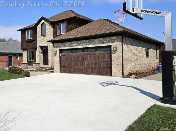 32817 Greenwood Dr, Chesterfield, MI 48047