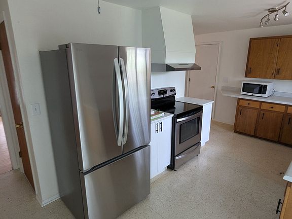 3rd image of 7070 Beacon Way
