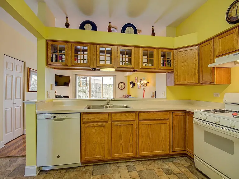 725 Blossom Ct — Photo 7