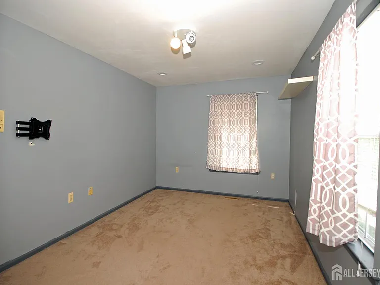 96 Brewster Cir — Photo 21