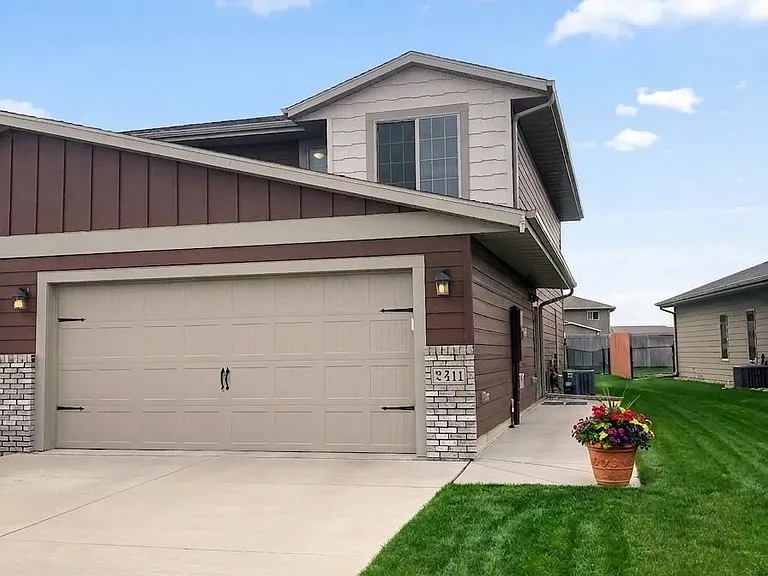 2411 S Ronsiek Ave — Photo 3