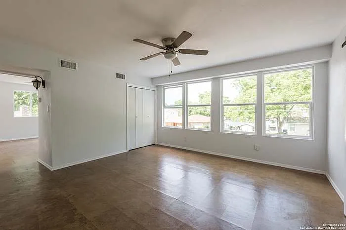 305 Riverside Dr — Photo 15