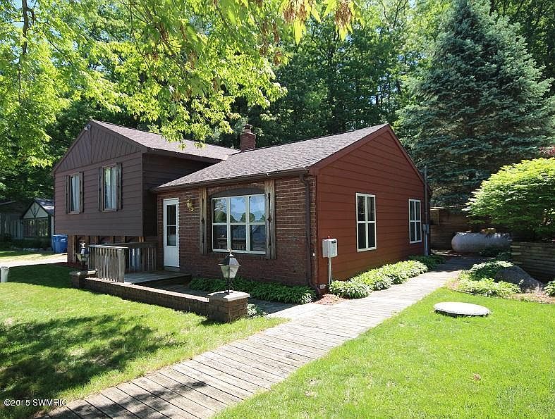 1st image of 400 W Pickerel Lake Dr