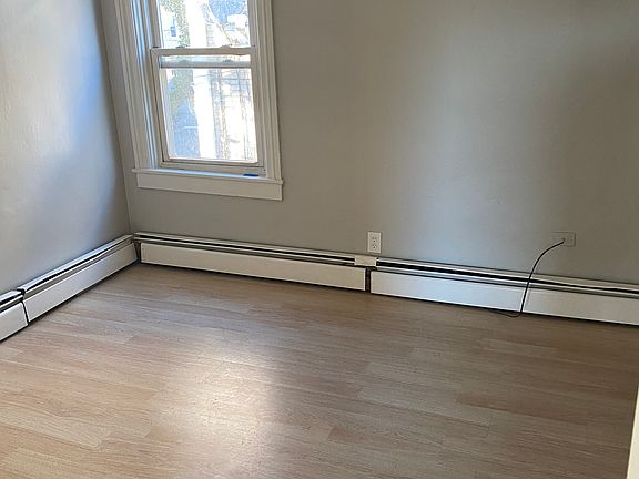 2nd image of 25 Putnam St Room 2