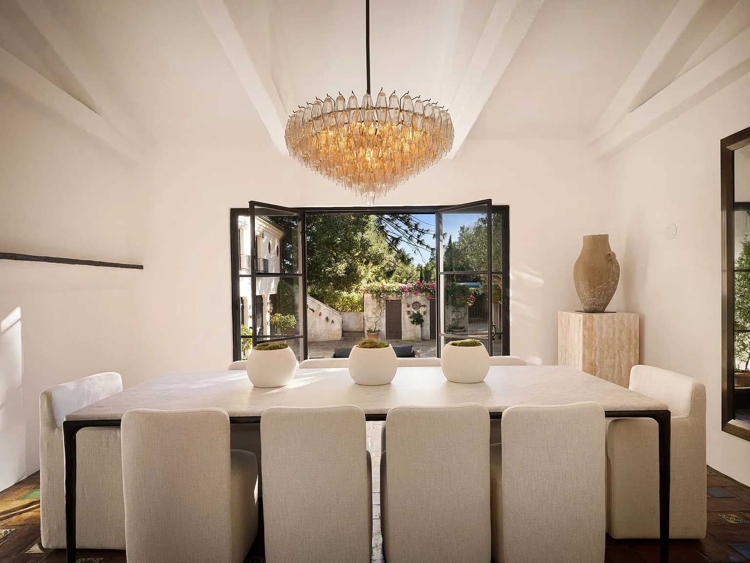 8 bed, 10000 sqft, $85,000 — Photo 2