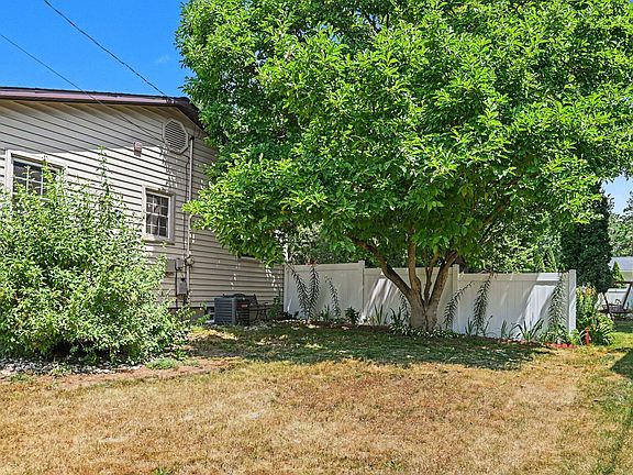 4th image of 3720 Center St