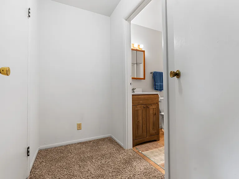 900 W Jefferson Blvd #J — Photo 8