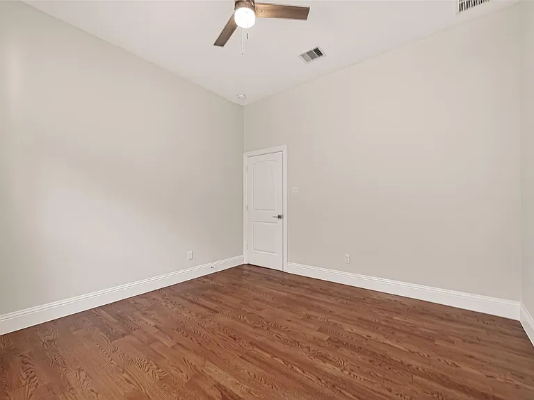 2211 Silverbonnet St — Photo 24