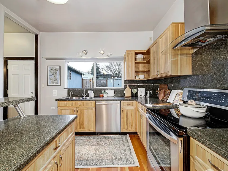 7731 38th Ave SW — Photo 4