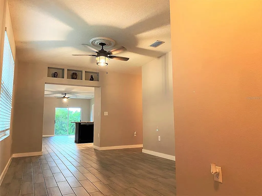 3 bed, 2.0 bath, 1529 sqft, $2,400 — Photo 2