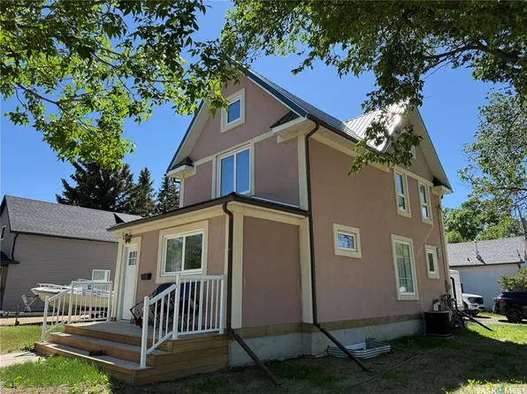 301 3rd STREET S, Weyburn, SK S4H 2C5