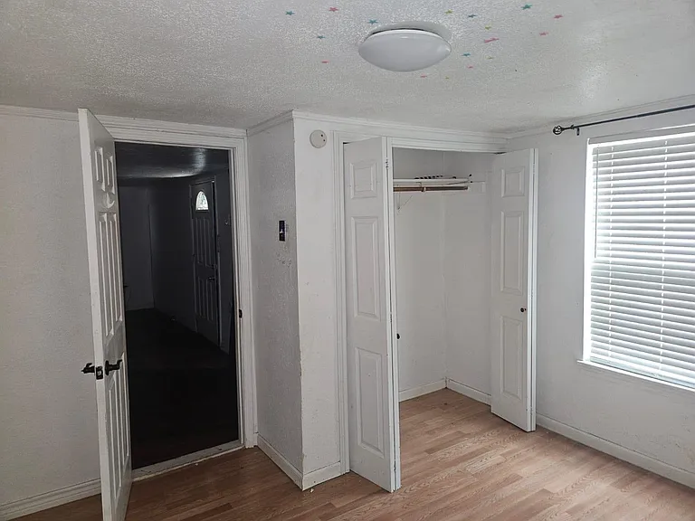 907 Neches St — Photo 22
