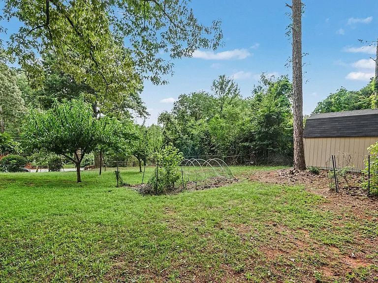 290 University Cir — Photo 20