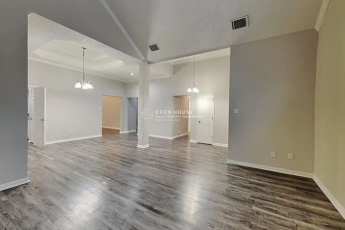3 bed, 2.0 bath, 2067 sqft, $2,745 — Photo 3