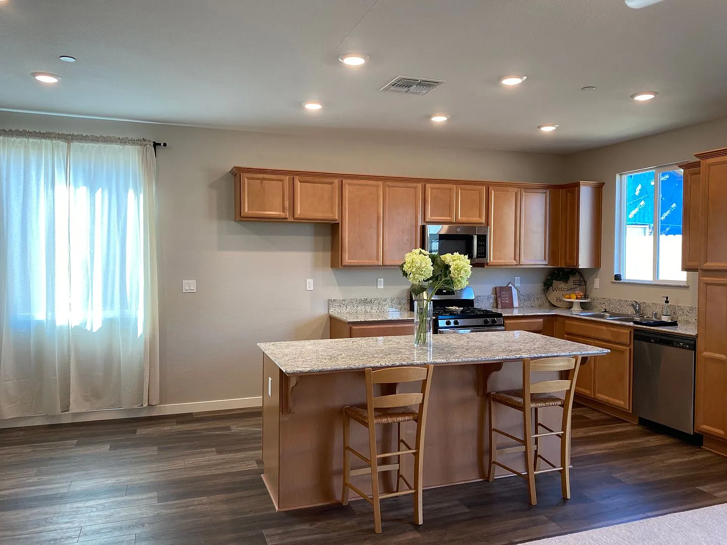 Like Brand New 3 Bed 2 Bath Home For Rent! — Photo 3