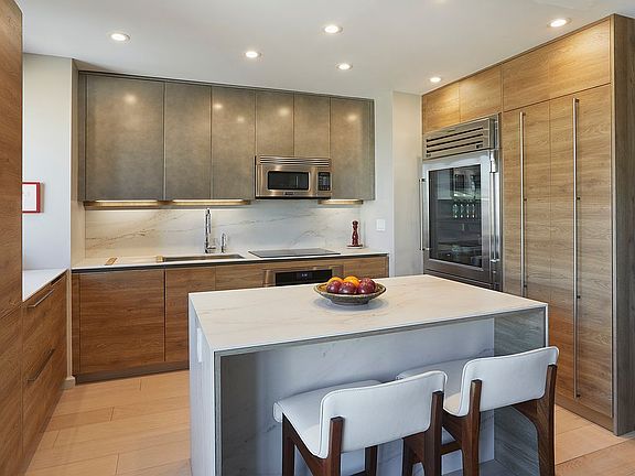 4th image of 200 E 62nd St APT 18B