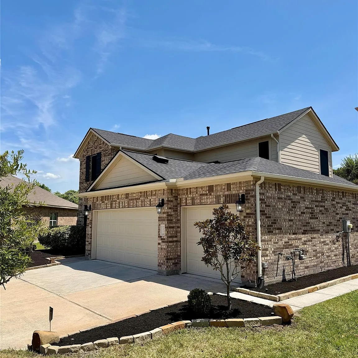 4 bed, 2.5 bath, 2592 sqft, $3,000 — Photo 2