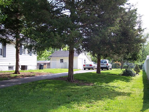 drive way with oversized garage
