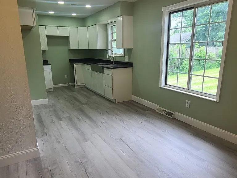 1341 Gordon St — Photo 8