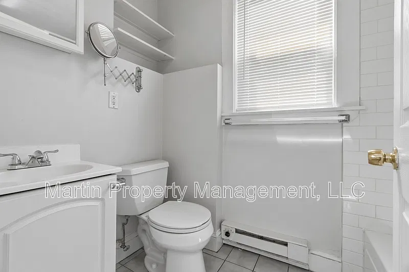 3 bed, 1.0 bath, 1800 sqft, $2,800 — Photo 3