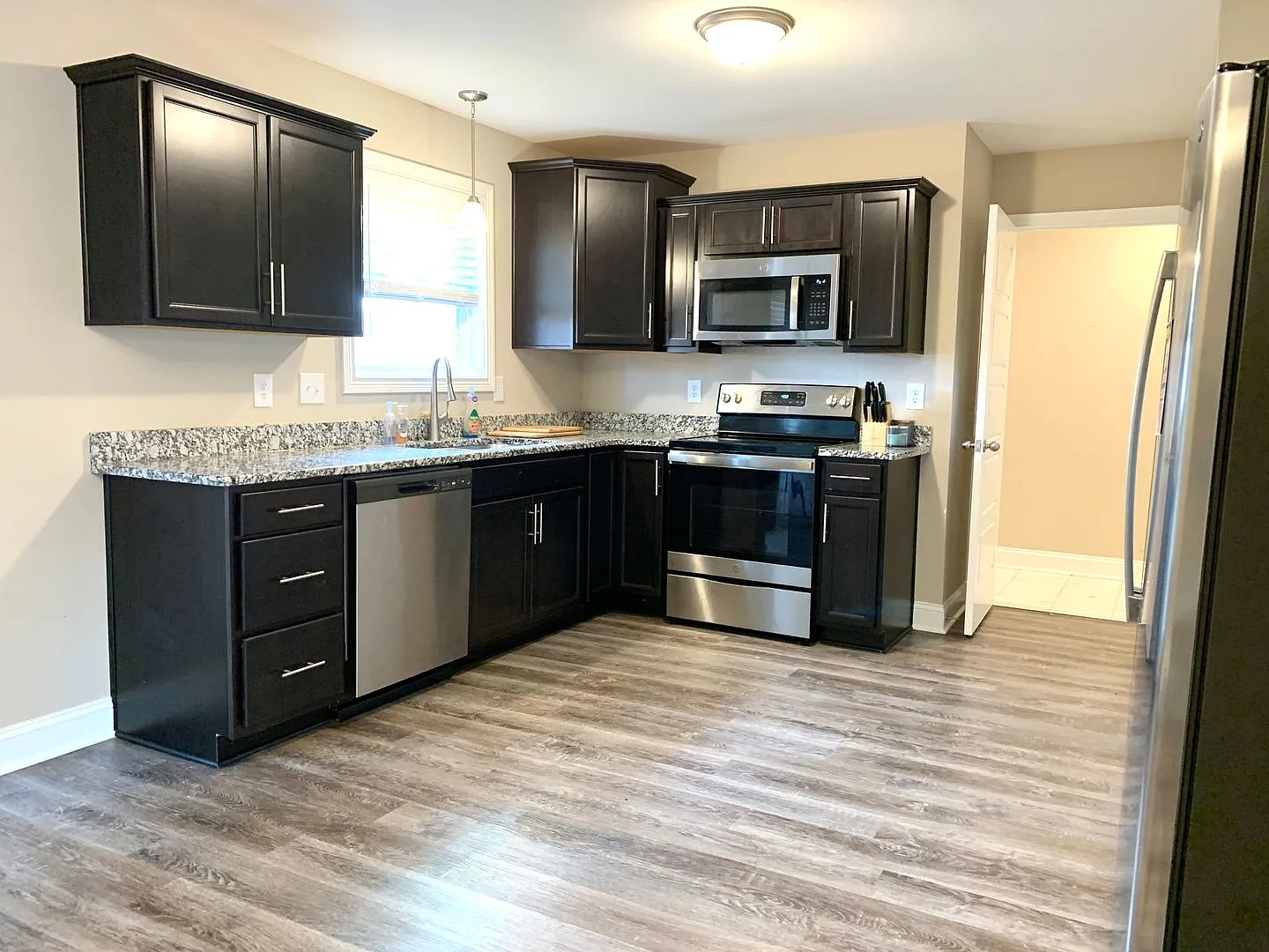 886 Lutz Ln — Photo 4