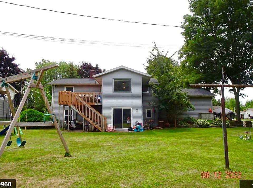 2nd image of 933 E 12th St