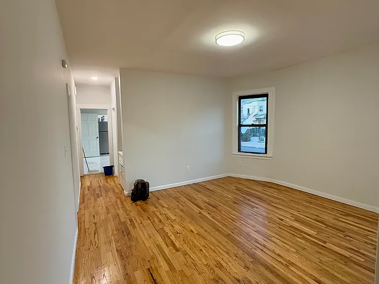 492 E 26th St #1 — Photo 4