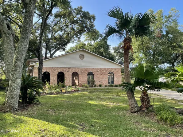 2524 Greenview Dr, Gulfport, MS 39507