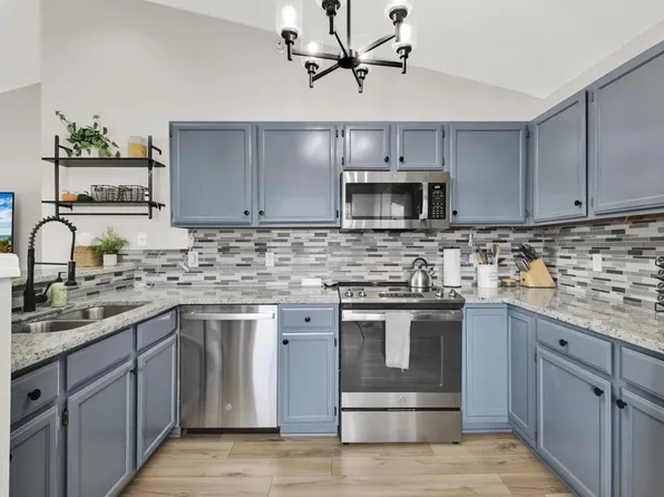 205 W Aspen COURT #8, Oak Creek, WI 53154