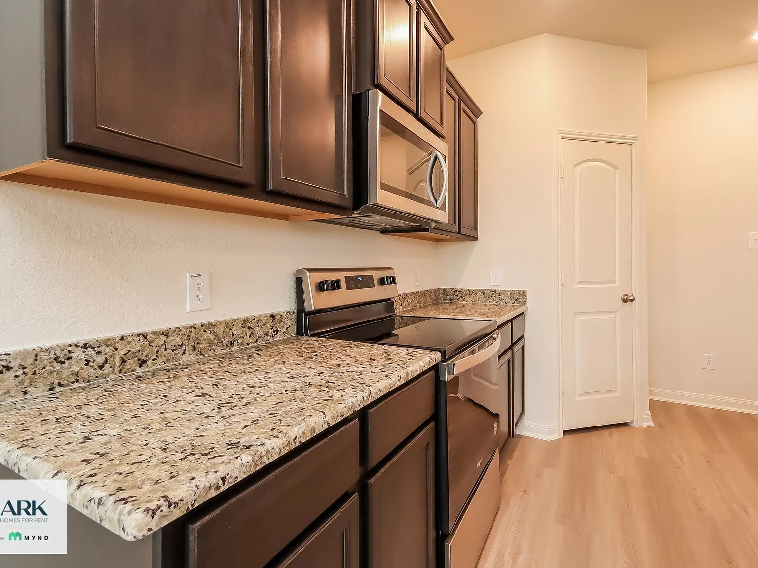 3 bed, 2.5 bath, 2046 sqft, $2,116 — Photo 4