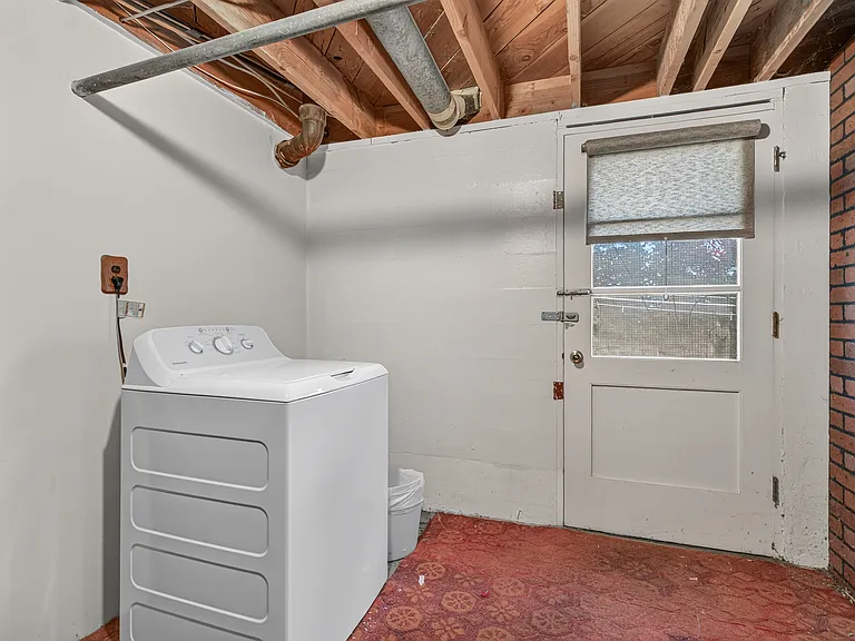 655 Altamont St — Photo 16