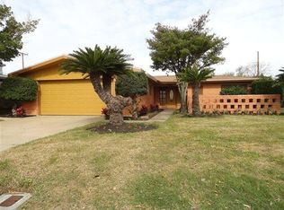 12 Maple Ln, Galveston, TX 77551