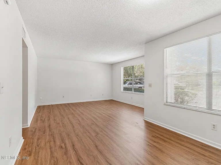 702 Meadowbrook Dr #2 — Photo 5