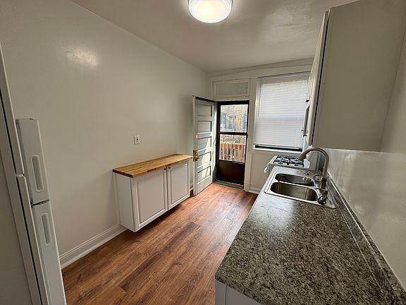 4th image of 3825 N Lincoln Ave #3