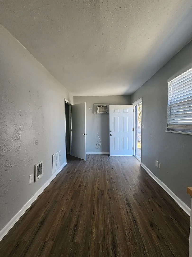 ** Half Off 1st Month's Rent With 13 Month Lease ** — Photo 3