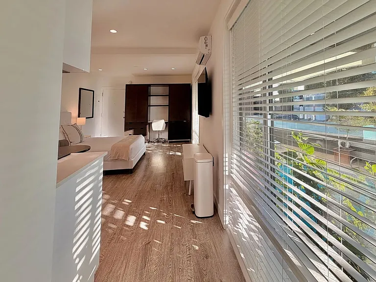 Wilshire Embassy Apartments — Photo 13