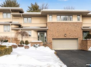 19 Fox Run Rd, Allendale, NJ 07401