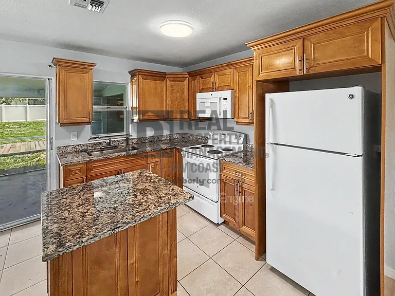 843 SW 16th Ter — Photo 4