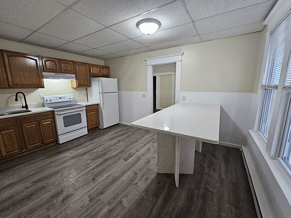 2nd image of 32 Hill St #4