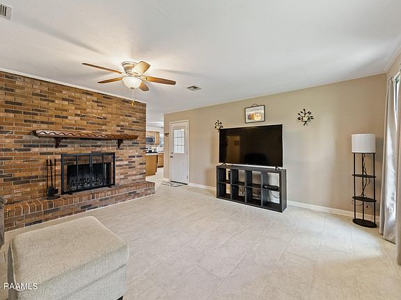 3rd image of 104 Saint James Dr