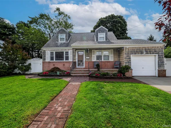 296 Heathcote Road, Lindenhurst, NY 11757