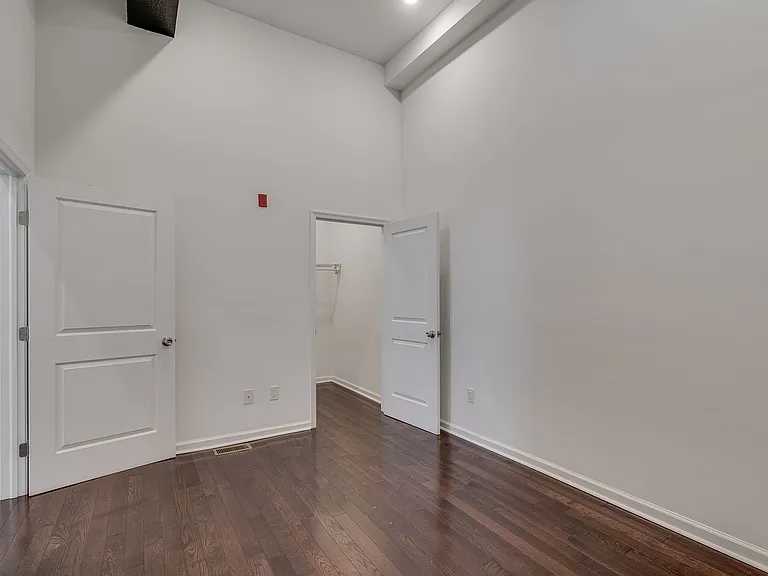 2737 Cambridge St — Photo 21
