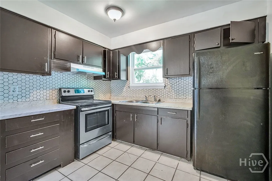 4 bed, 1.0 bath, 1349 sqft, $1,950 — Photo 3